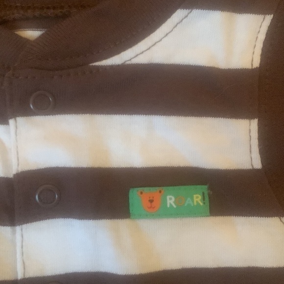 𝅺NWT Carters one piece outfits - Picture 9 of 10